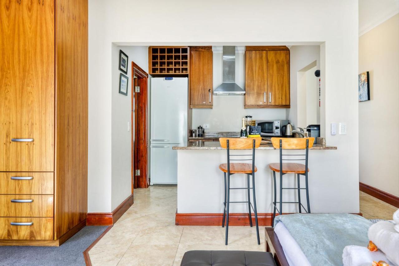 Backup-Powered Camps Bay Garden Apartment Kapstaden Eksteriør billede