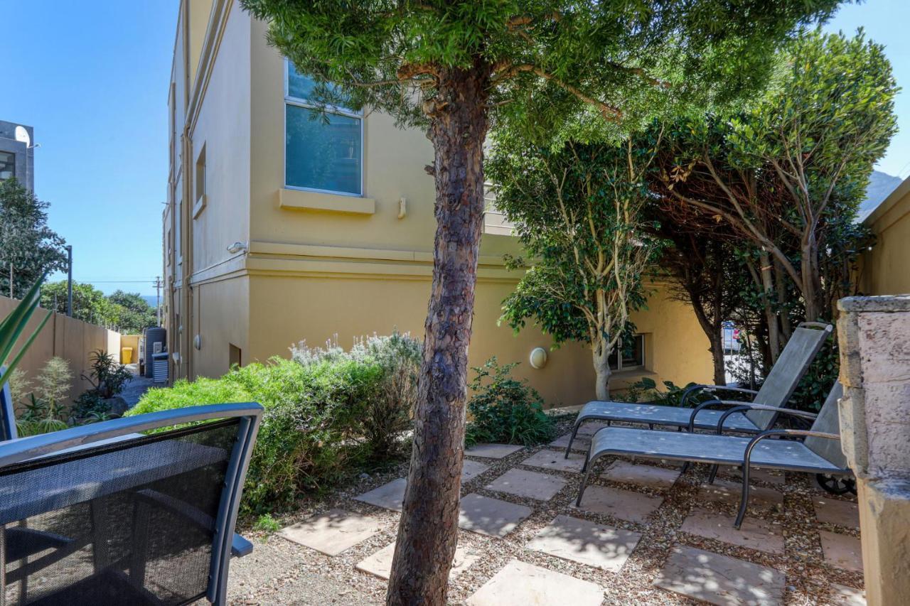 Backup-Powered Camps Bay Garden Apartment Kapstaden Eksteriør billede